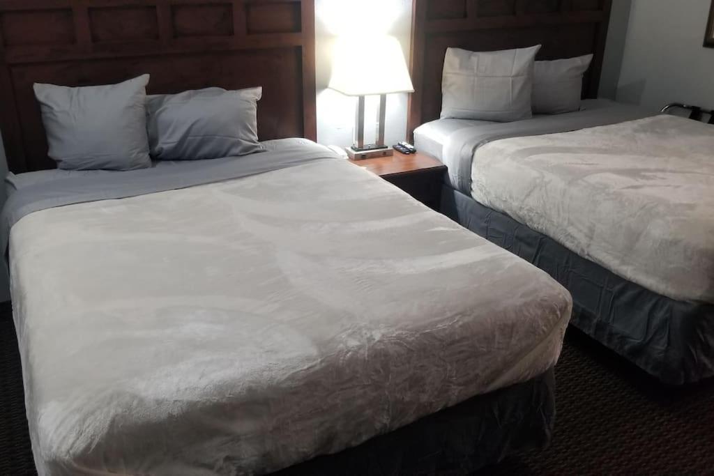 Hotel 2 Queen Beds Hotel Room 220 Booking Stillwater Dış mekan fotoğraf